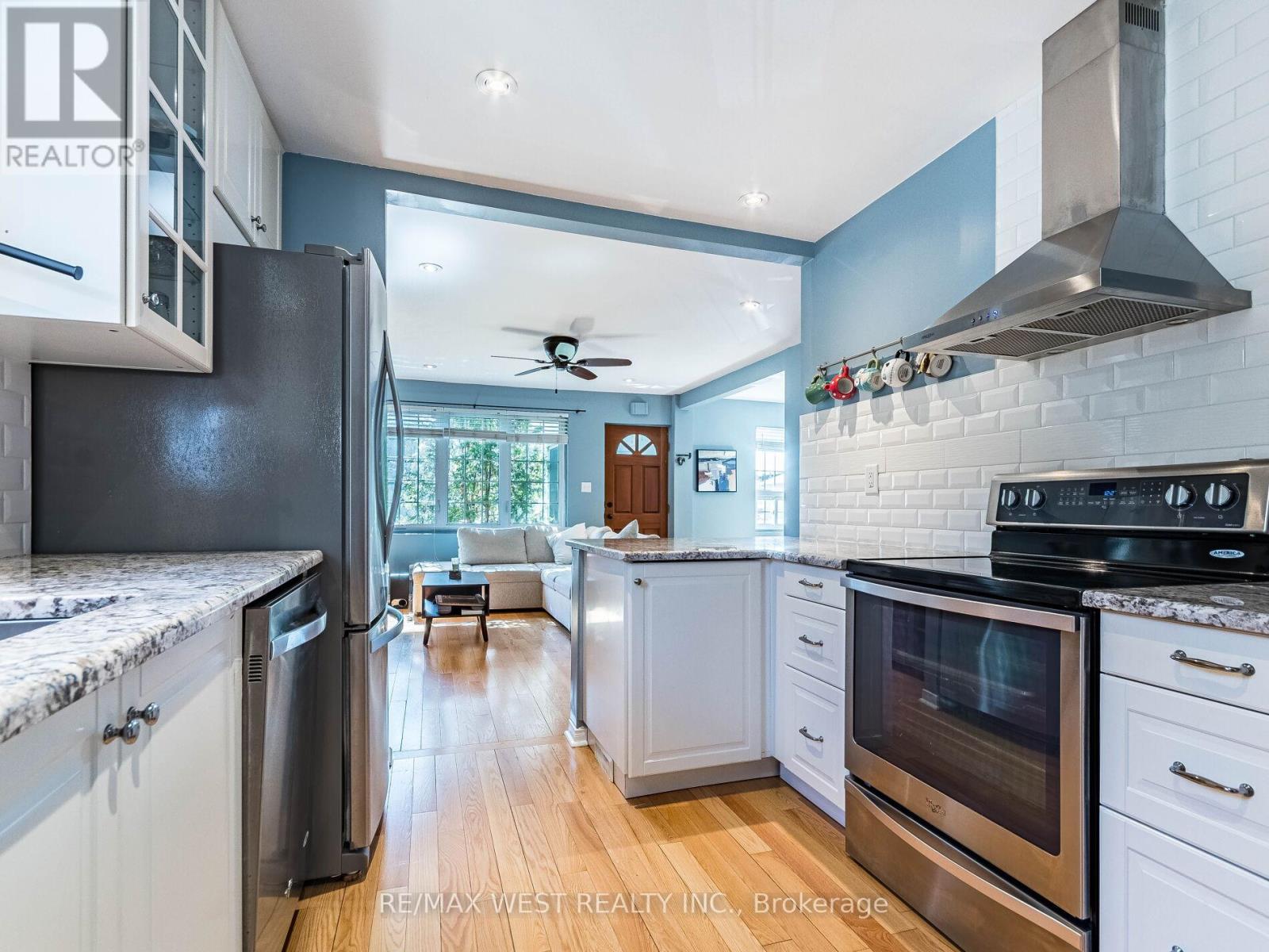 76 Laburnham Avenue, Toronto (Long Branch), Ontario  M8W 1S8 - Photo 7 - W12174906
