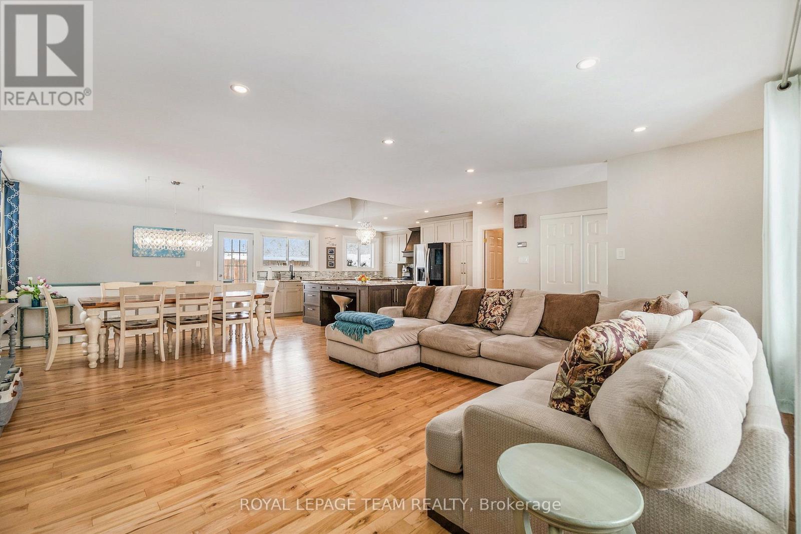 39 Cramer Drive, Ottawa, Ontario  K2H 5X6 - Photo 4 - X12073921