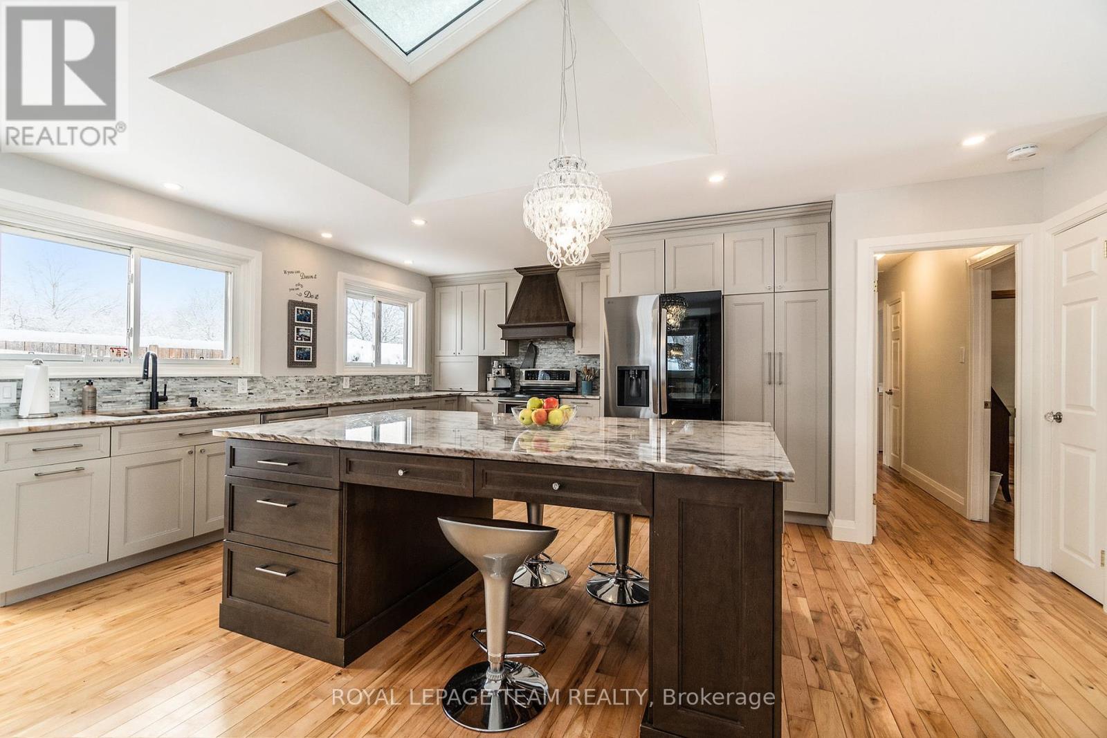 39 Cramer Drive, Ottawa, Ontario  K2H 5X6 - Photo 3 - X12073921