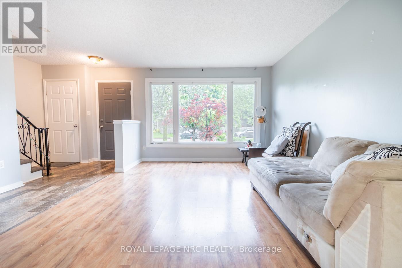 16 Tara Crescent, Thorold, Ontario  L2V 4M1 - Photo 4 - X12174957