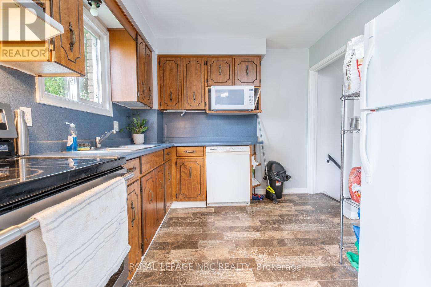 16 Tara Crescent, Thorold, Ontario  L2V 4M1 - Photo 9 - X12174957