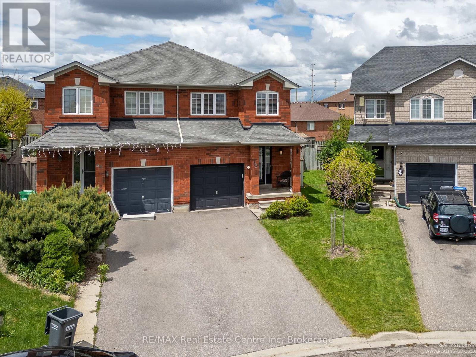 52 Melissa Court, Brampton, Ontario  L6X 4X1 - Photo 3 - W12174990