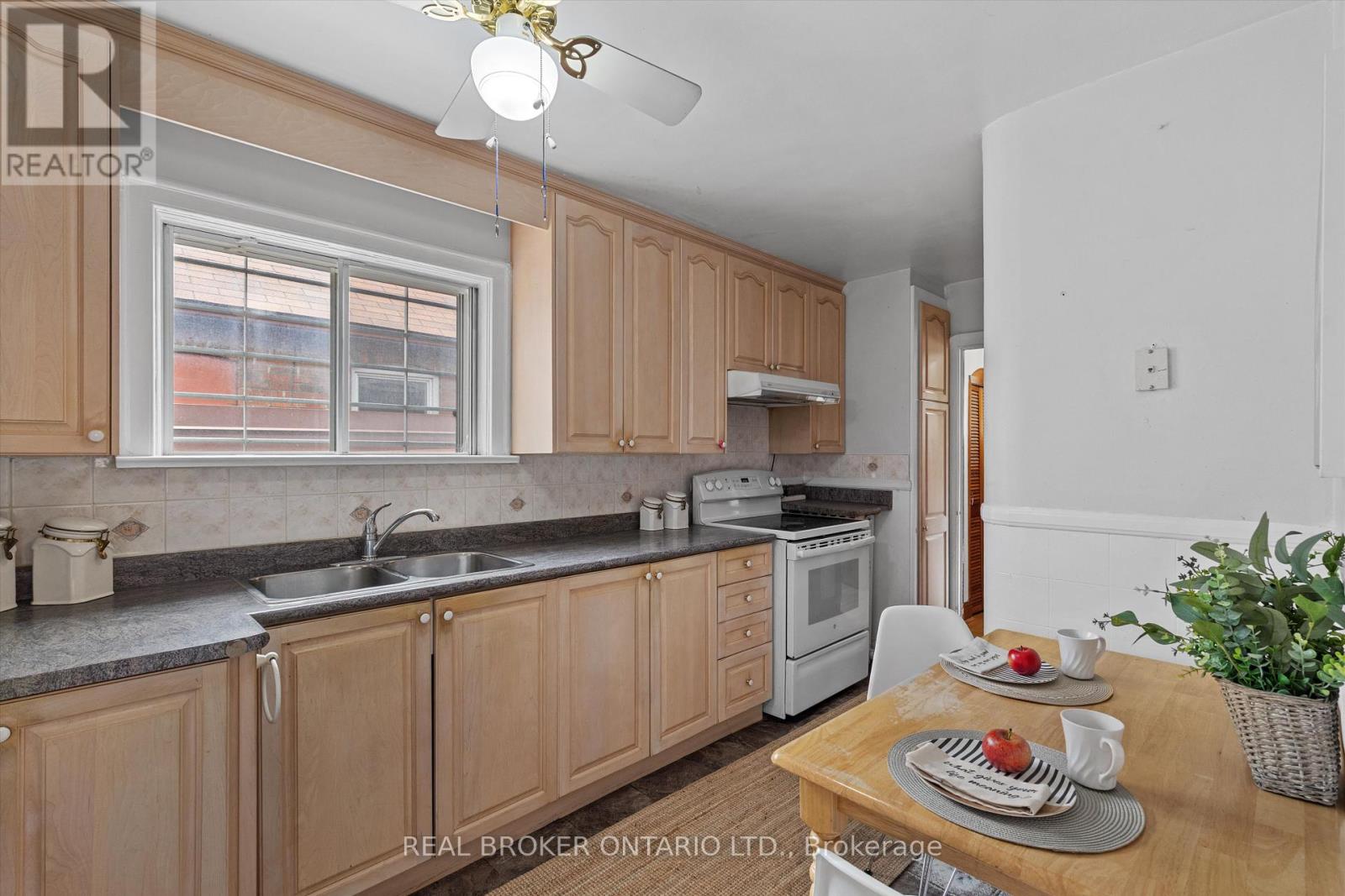 882 Coxwell Avenue, Toronto, Ontario  M4C 3G2 - Photo 15 - E12174980