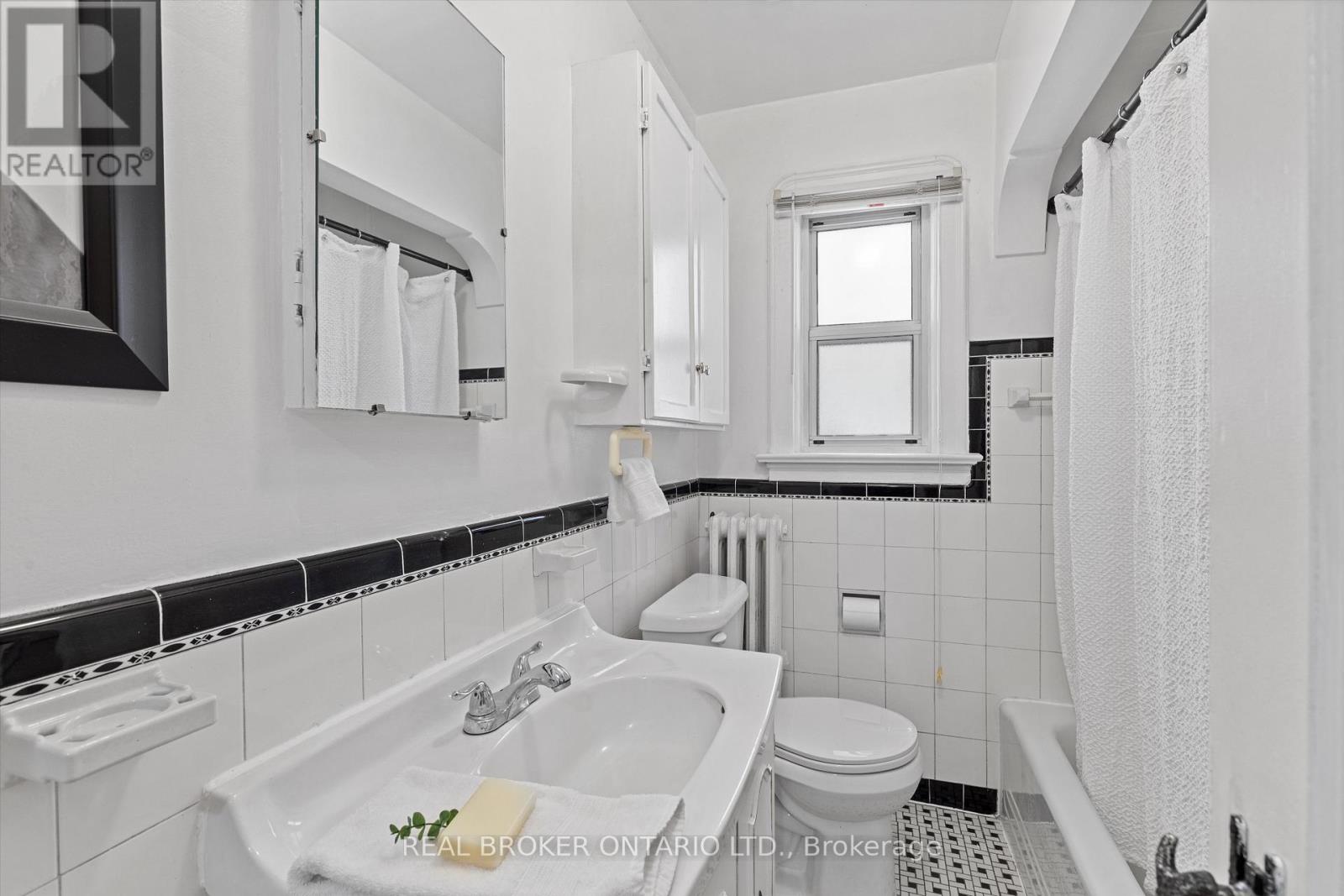 882 Coxwell Avenue, Toronto, Ontario  M4C 3G2 - Photo 19 - E12174980