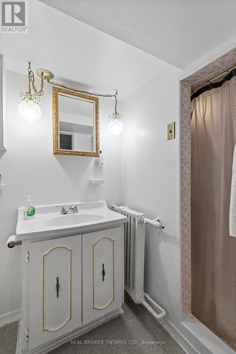 882 Coxwell Avenue, Toronto, Ontario  M4C 3G2 - Photo 34 - E12174980