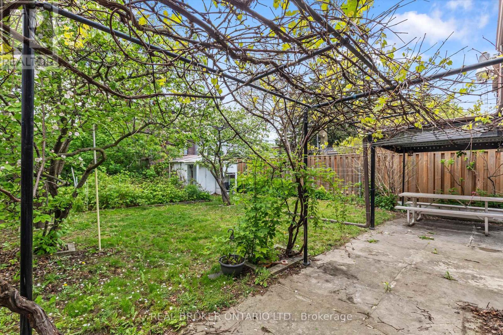 882 Coxwell Avenue, Toronto, Ontario  M4C 3G2 - Photo 40 - E12174980