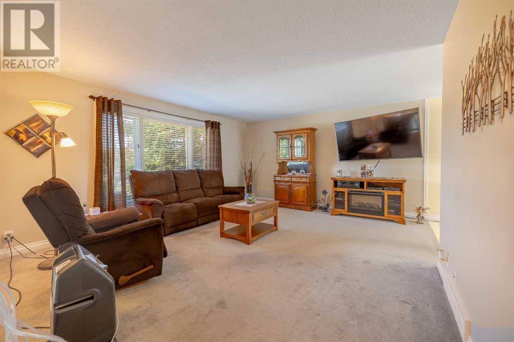 Property at 4902 17 Avenue image 3