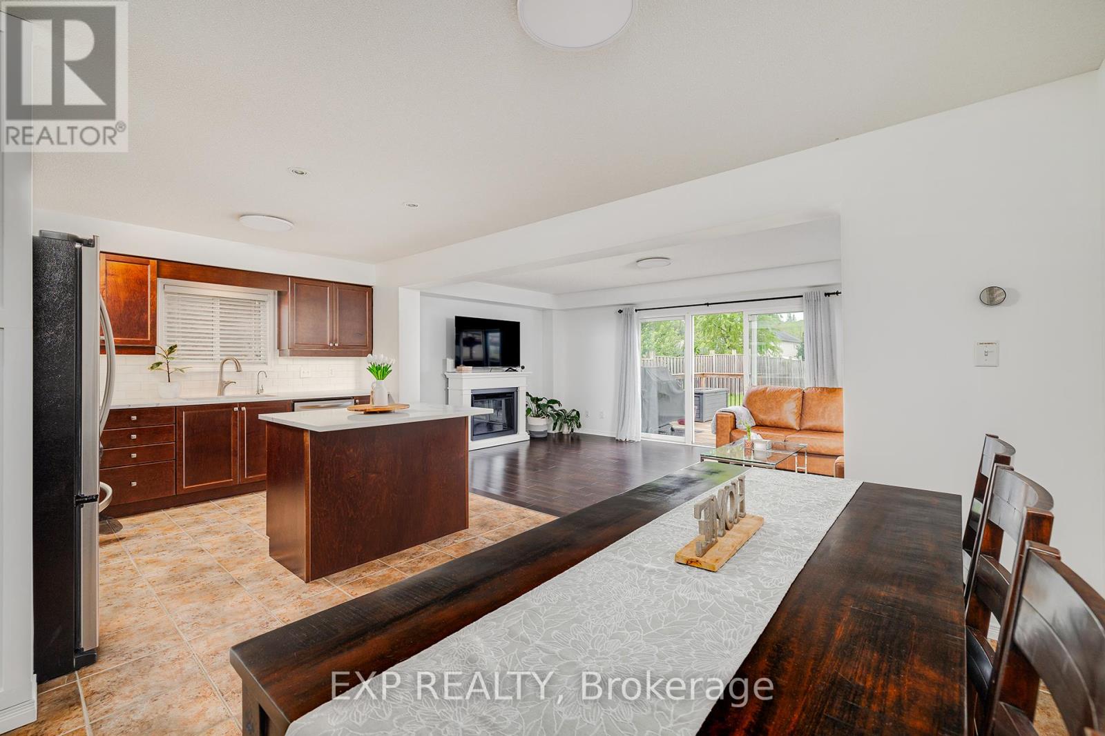 453 Beaumont Crescent, Kitchener, Ontario  N2A 0C4 - Photo 4 - X12174994