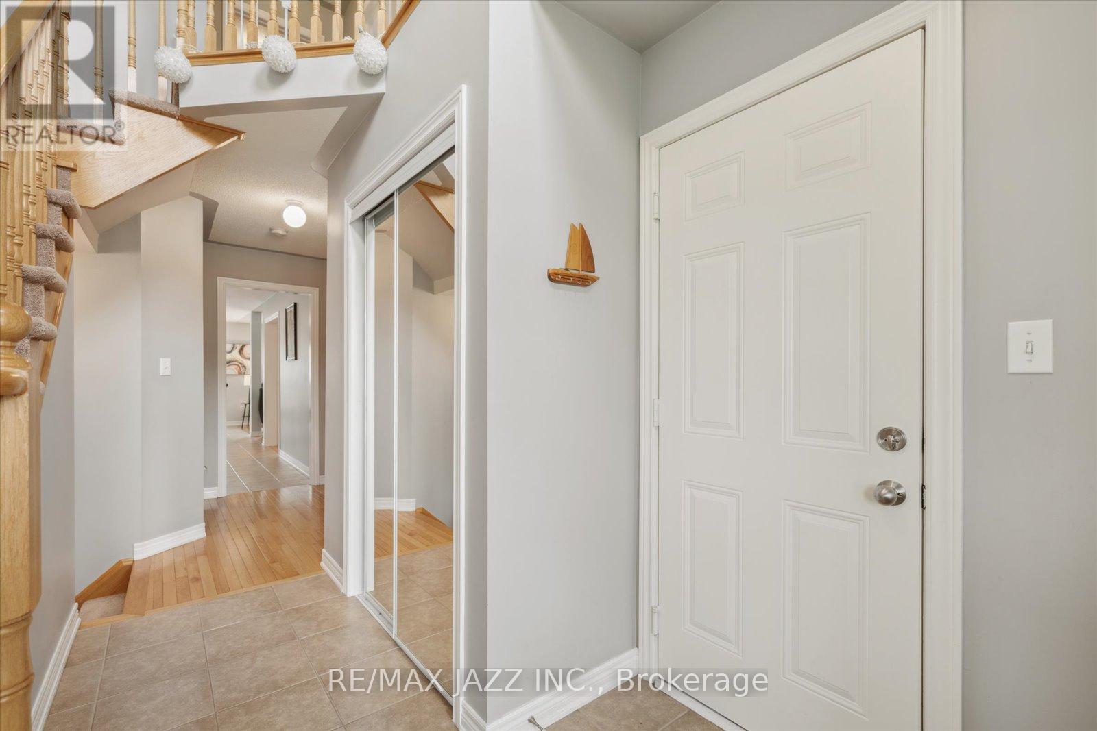 33 Kirkland Place, Whitby, Ontario  L1P 1X3 - Photo 4 - E12175018