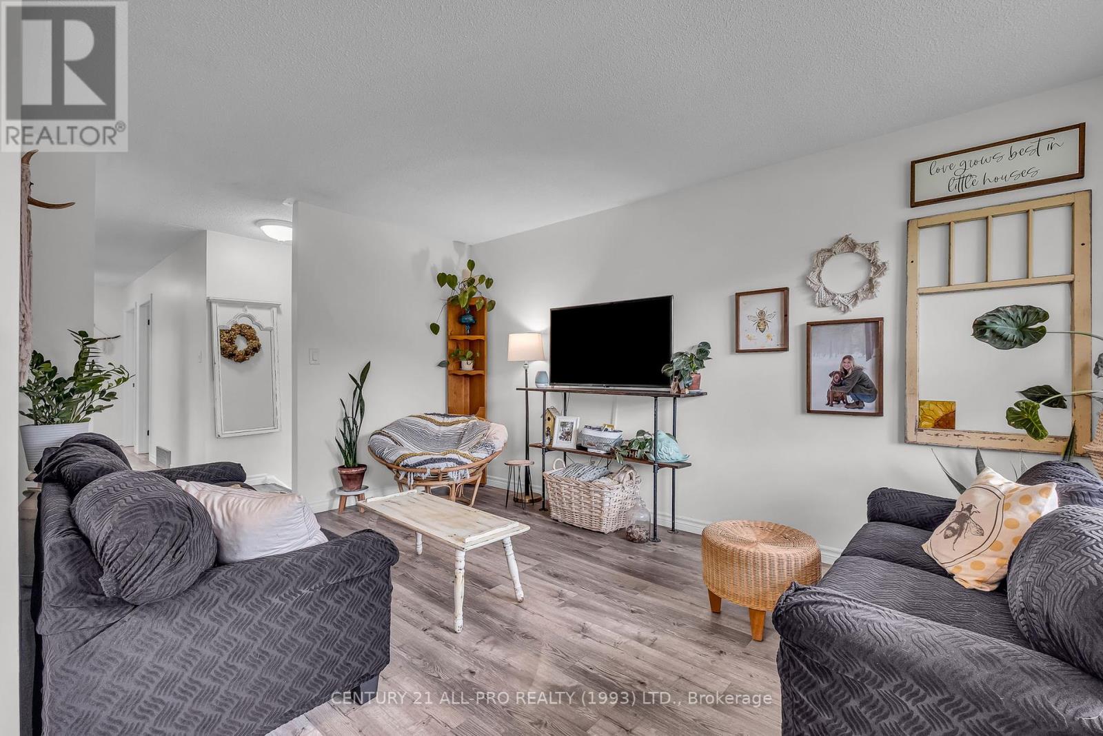 8 Thomas Street, Cobourg, Ontario  K9A 4P6 - Photo 7 - X12175057