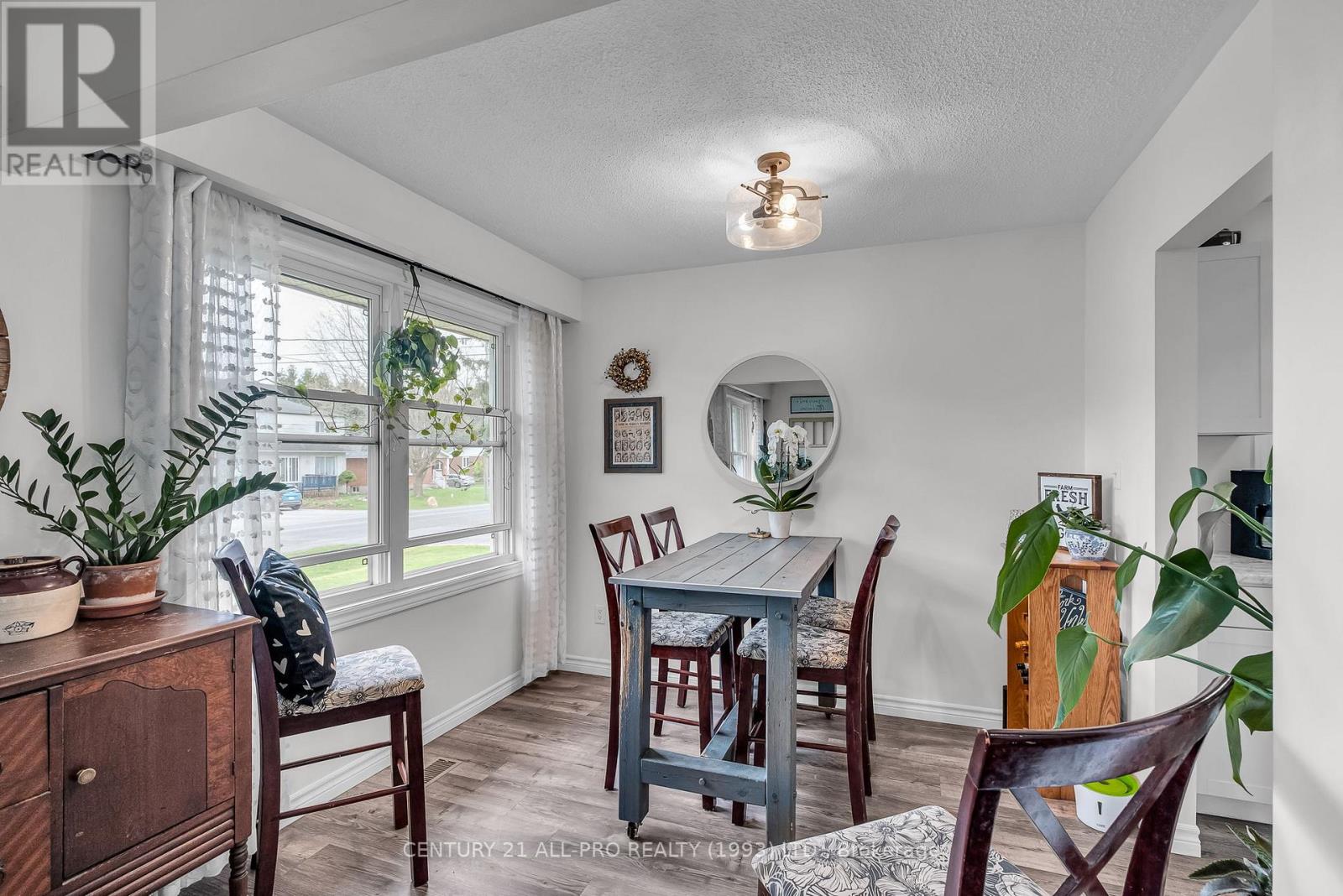 8 Thomas Street, Cobourg, Ontario  K9A 4P6 - Photo 9 - X12175057