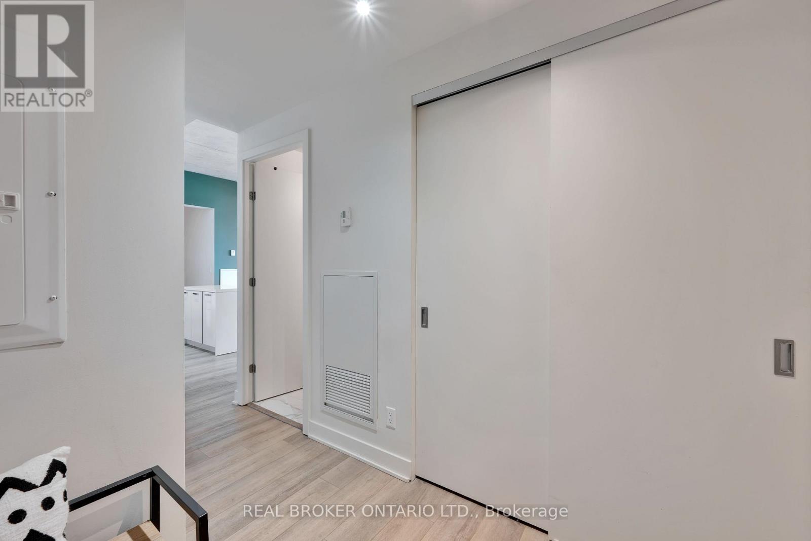 703 - 203 Catherine Street, Ottawa, Ontario  K2P 1J5 - Photo 2 - X12175022