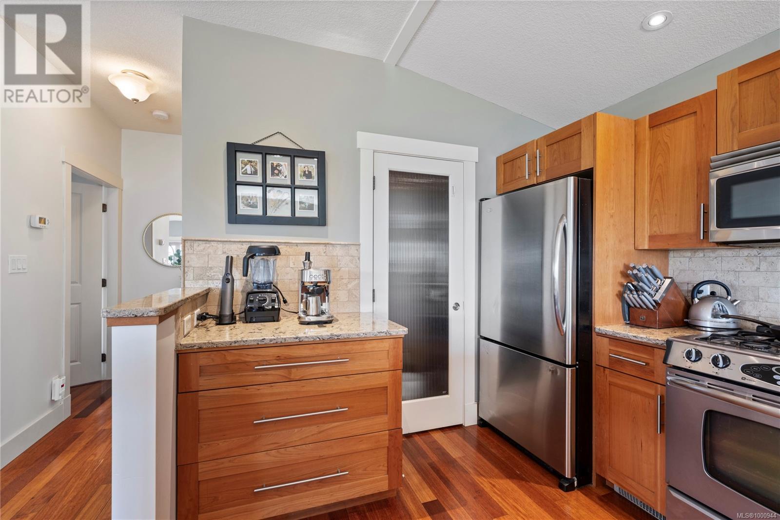 Property at 1589 Sherwood Dr image 4