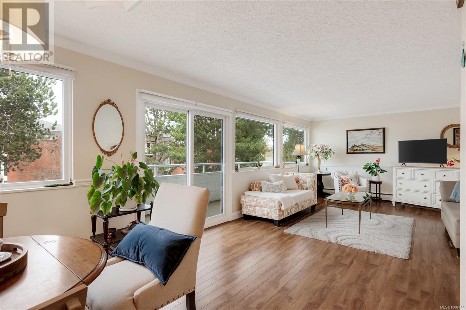 216 2100 Granite St, Oak Bay, British Columbia  V8S 3G7 - Photo 2 - 1000455