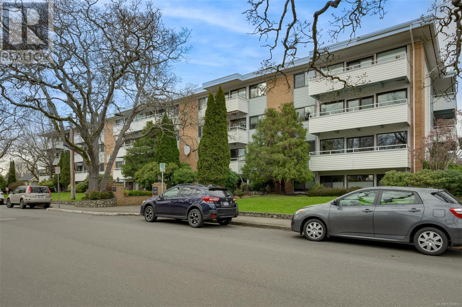 216 2100 Granite St, Oak Bay, British Columbia  V8S 3G7 - Photo 3 - 1000455