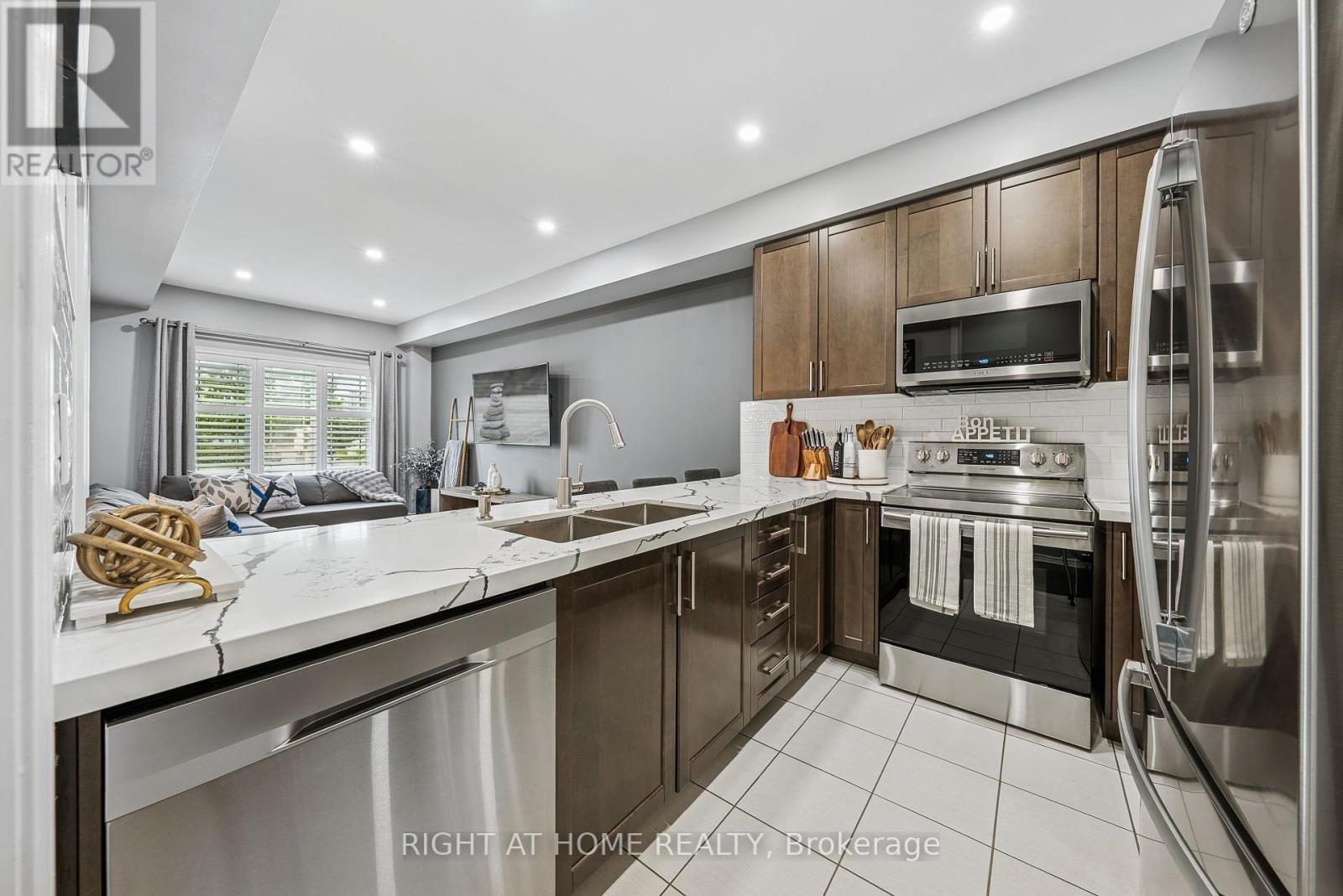 453 Mapleton Avenue, Barrie, Ontario  L4N 9C2 - Photo 5 - S12172309