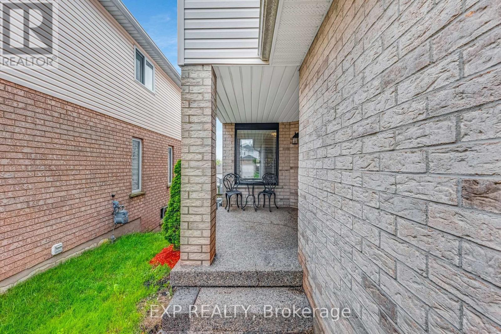 175 Hollyridge Crescent, Kitchener, Ontario  N2N 3N4 - Photo 2 - X12175139