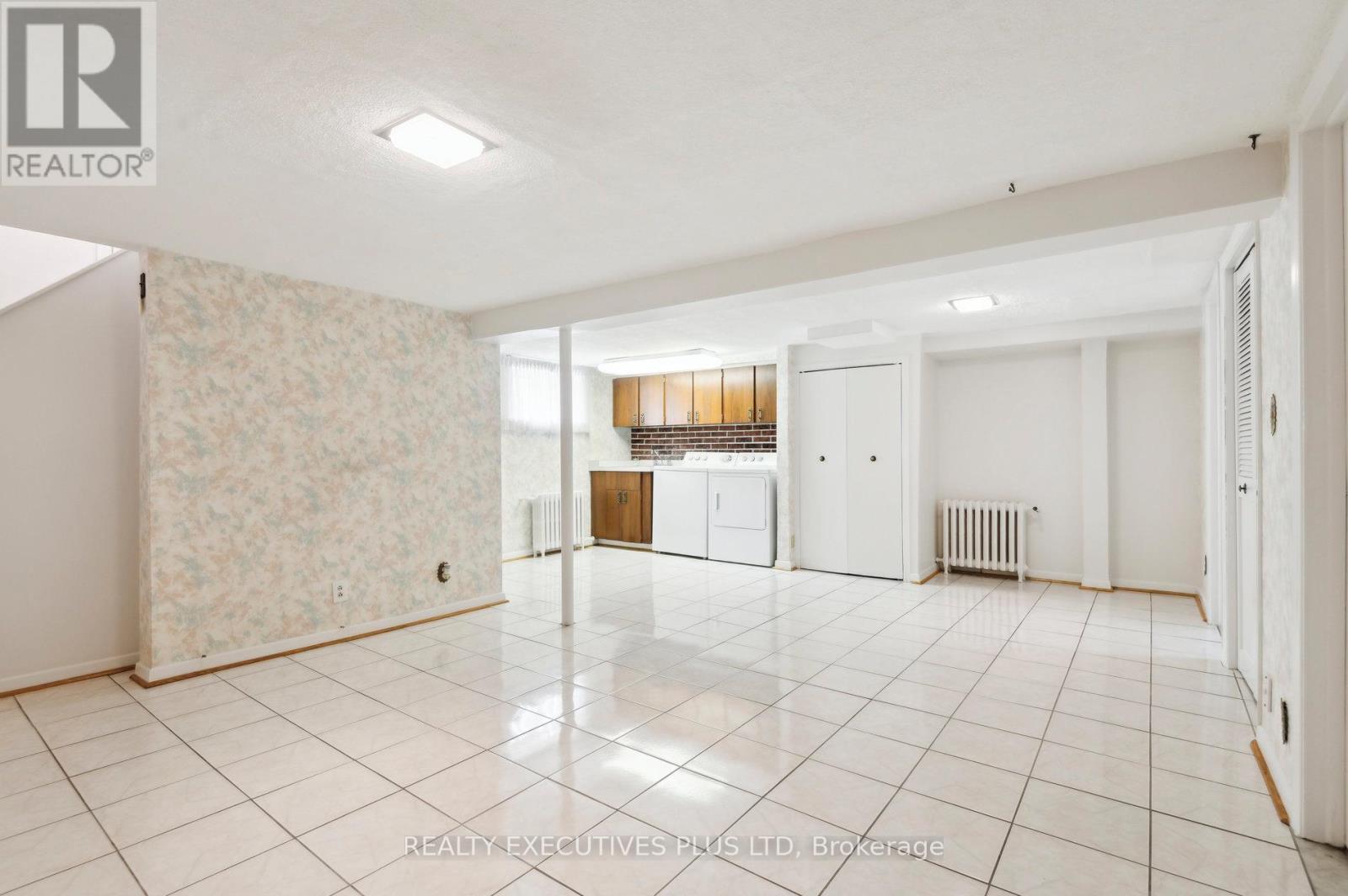 90 Spears Street, Toronto (Rockcliffe-Smythe), Ontario  M6N 3X7 - Photo 17 - W12175073