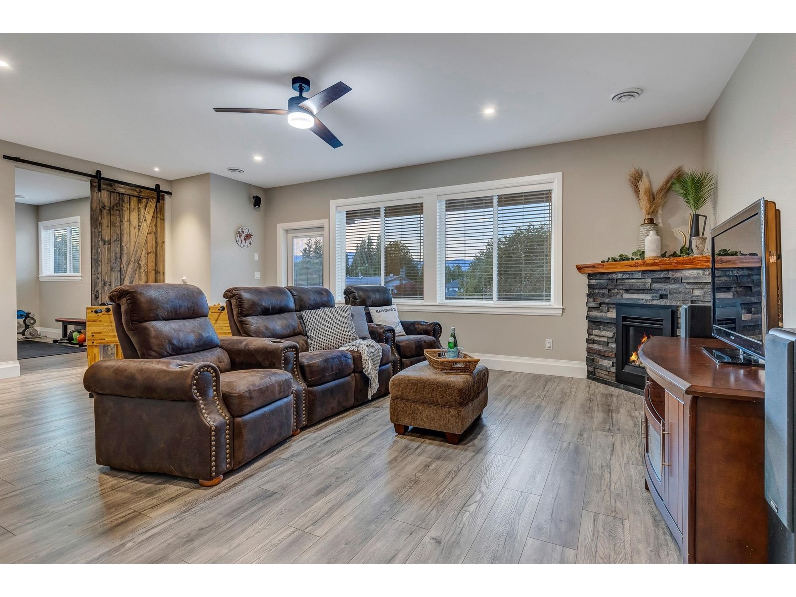 Property at 46123 ROY AVENUE image 4