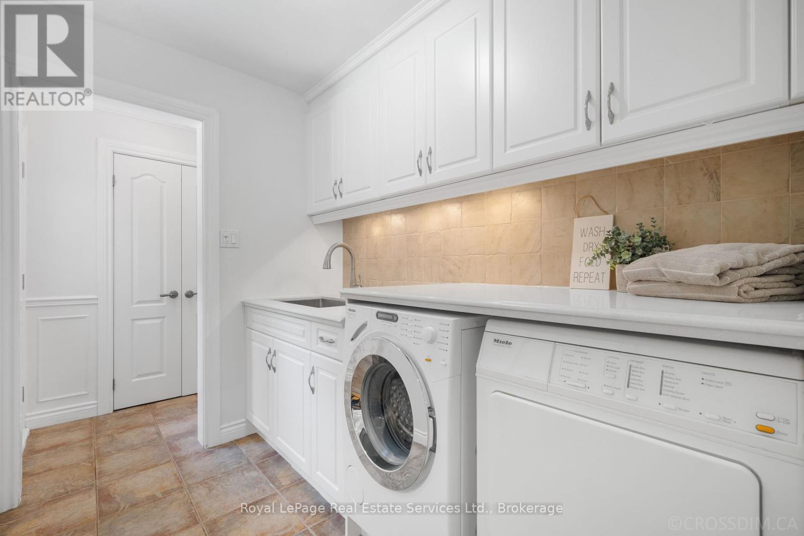 250 Dalewood Drive, Oakville, Ontario  L6J 4P3 - Photo 24 - W12175281