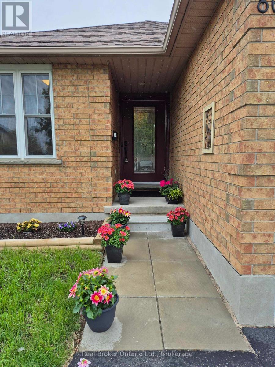 86 Milson Crescent, Guelph, Ontario N1C 1G6 - Photo 4 - X12125856