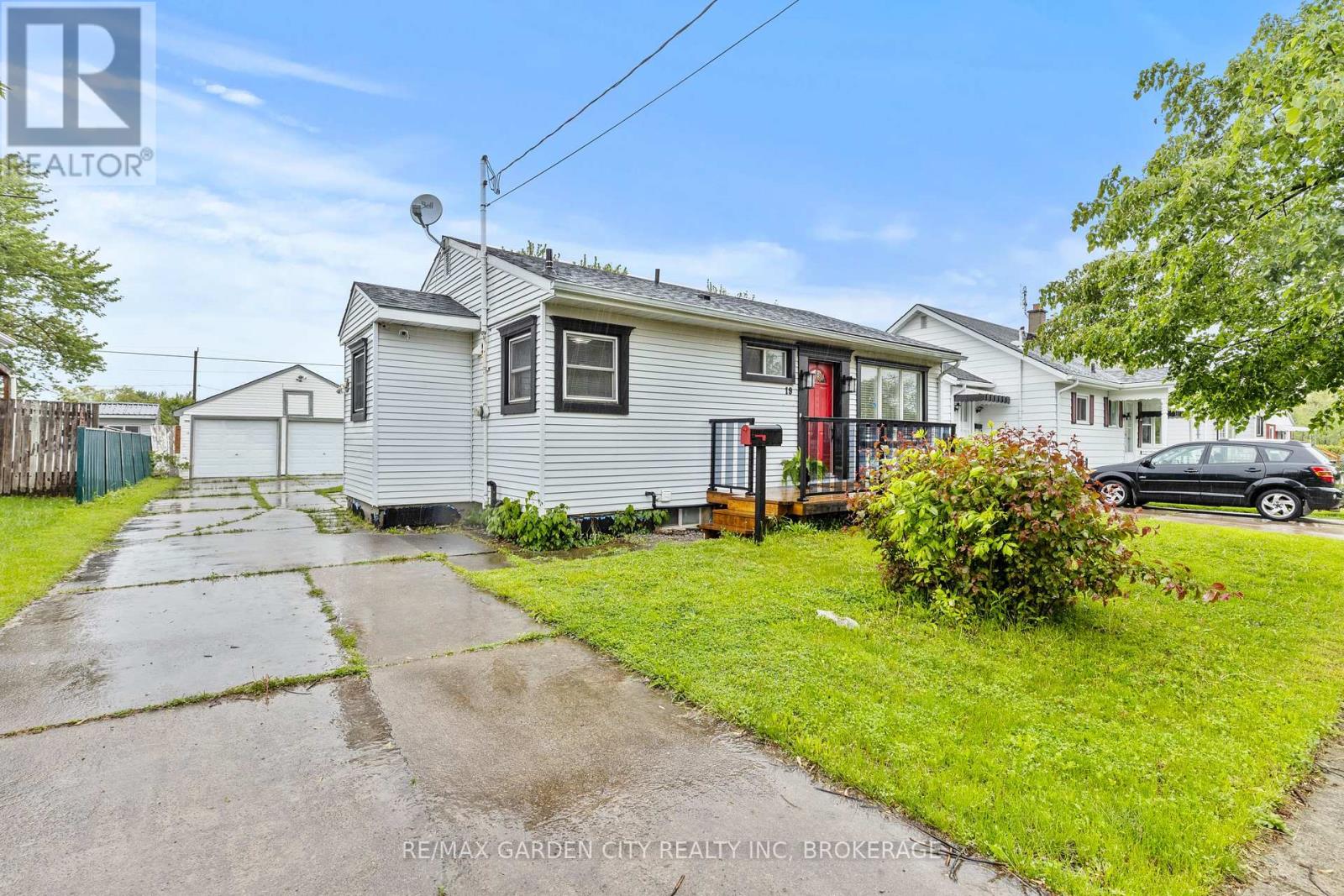 19 Oakwood Avenue, St. Catharines, Ontario  L2P 1L2 - Photo 1 - X12175331