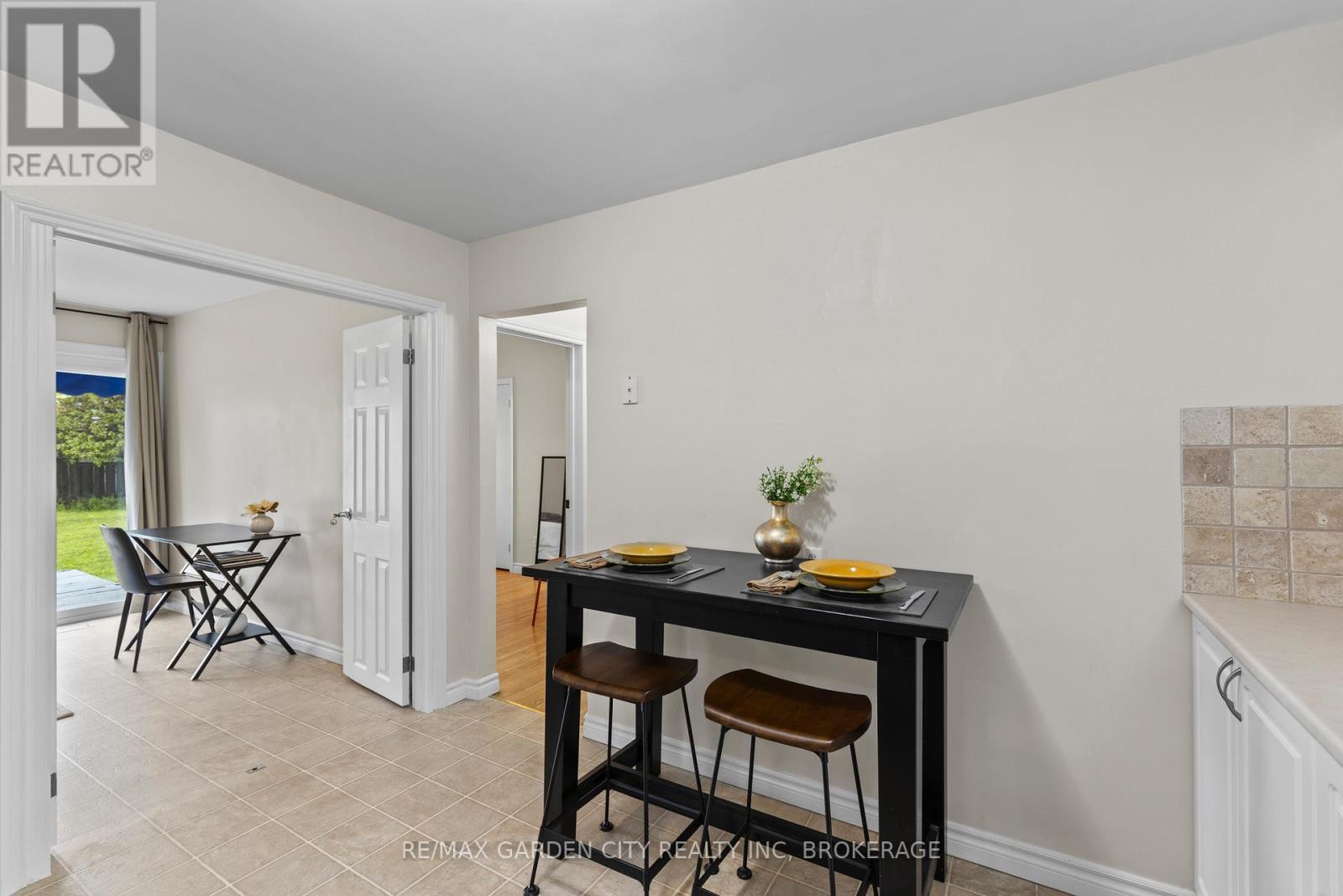 19 Oakwood Avenue, St. Catharines, Ontario  L2P 1L2 - Photo 11 - X12175331