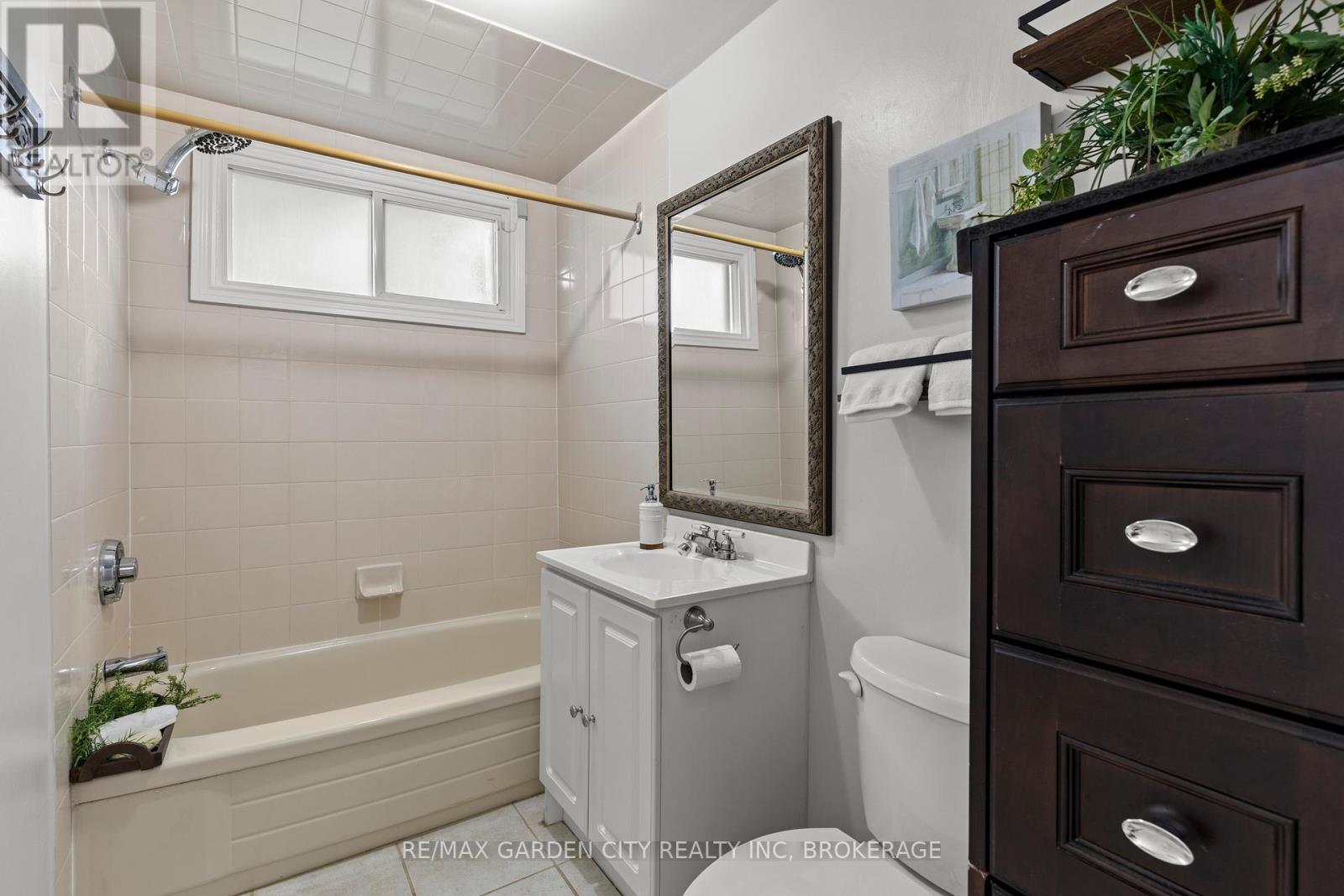 19 Oakwood Avenue, St. Catharines, Ontario  L2P 1L2 - Photo 19 - X12175331