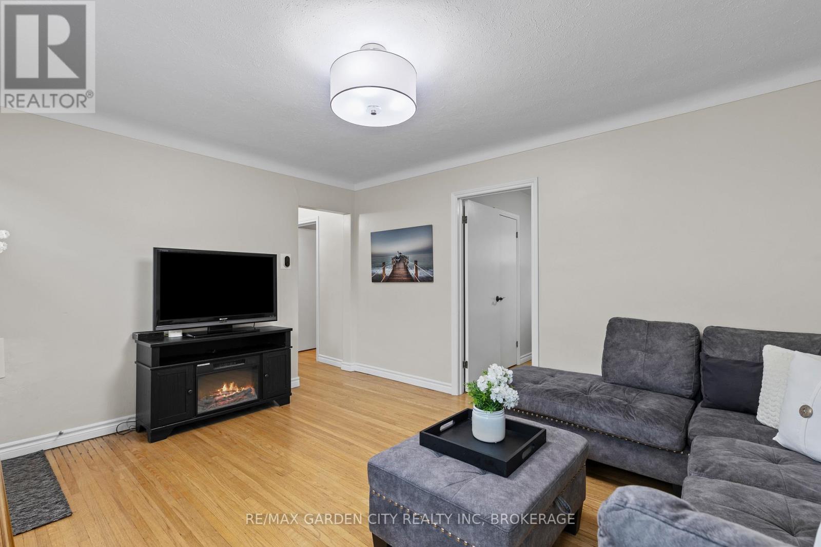19 Oakwood Avenue, St. Catharines, Ontario  L2P 1L2 - Photo 6 - X12175331