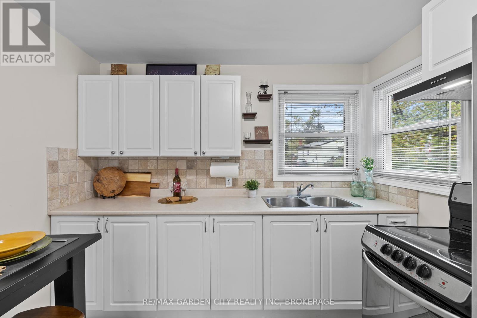 19 Oakwood Avenue, St. Catharines, Ontario  L2P 1L2 - Photo 9 - X12175331