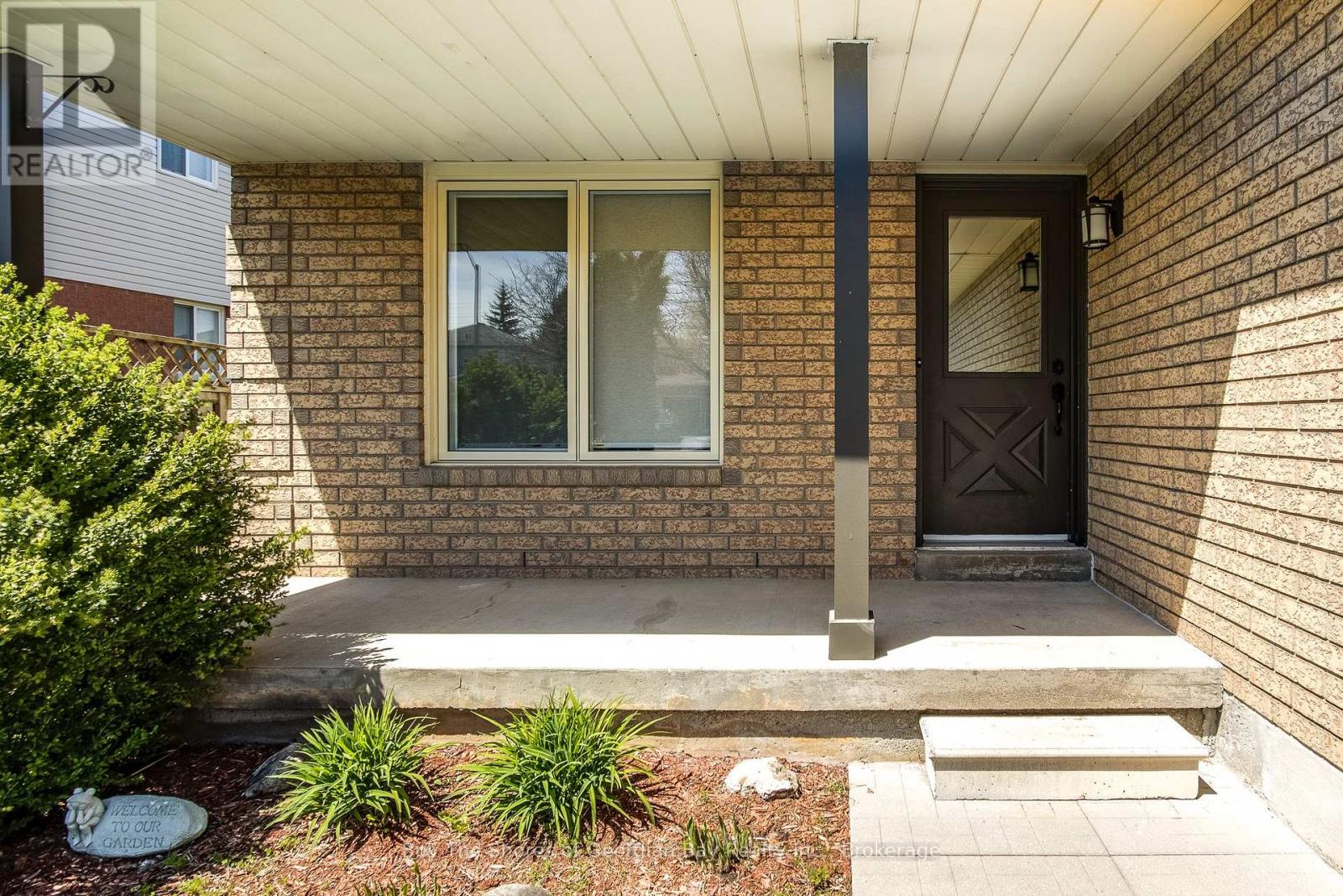 96 Barre Drive, Barrie, Ontario  L4N 7P1 - Photo 2 - S12175291