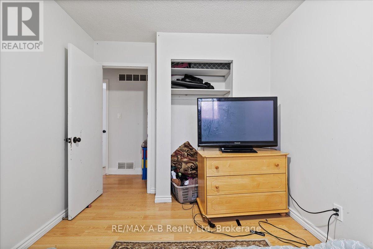 73 Southwood Drive, Kitchener, Ontario  N2E 2E6 - Photo 22 - X12175330
