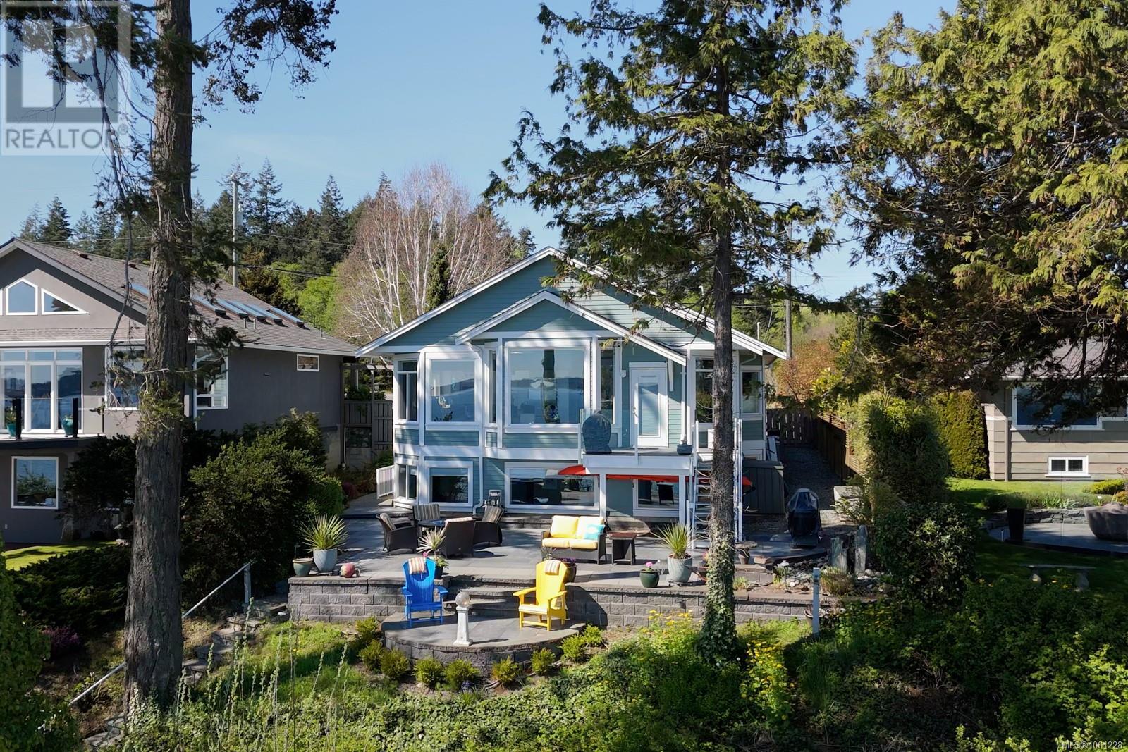 9055 Lochside Dr, North Saanich, British Columbia  V8L 1N1 - Photo 2 - 1001228