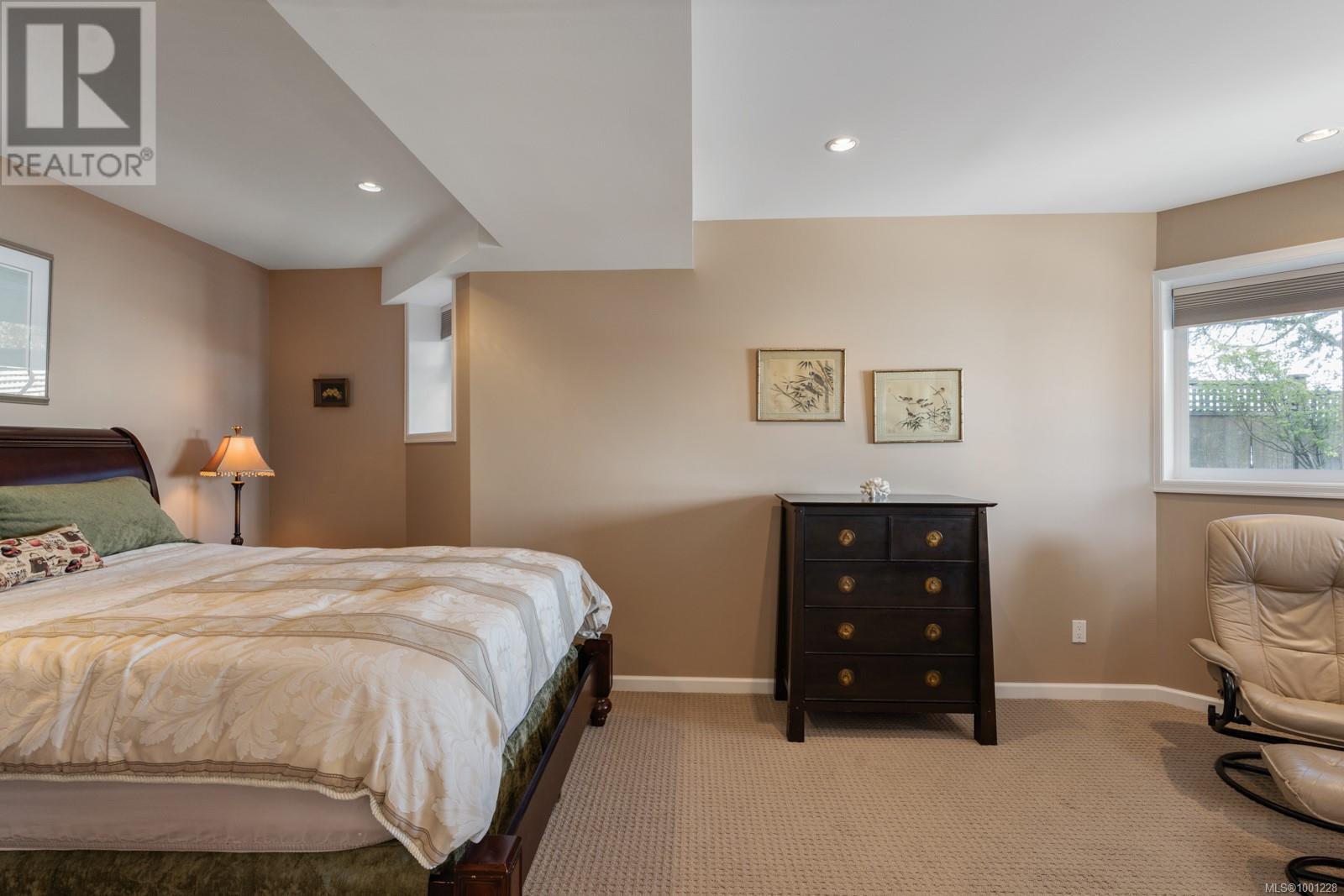 9055 Lochside Dr, North Saanich, British Columbia  V8L 1N1 - Photo 30 - 1001228