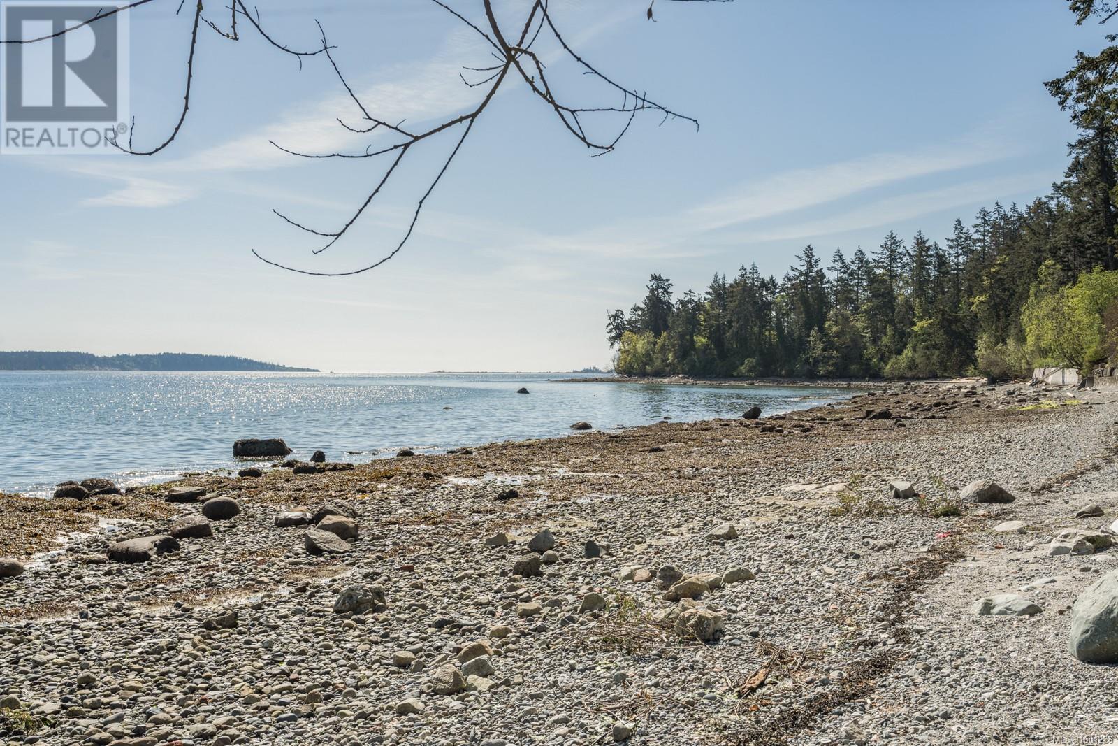 9055 Lochside Dr, North Saanich, British Columbia  V8L 1N1 - Photo 37 - 1001228