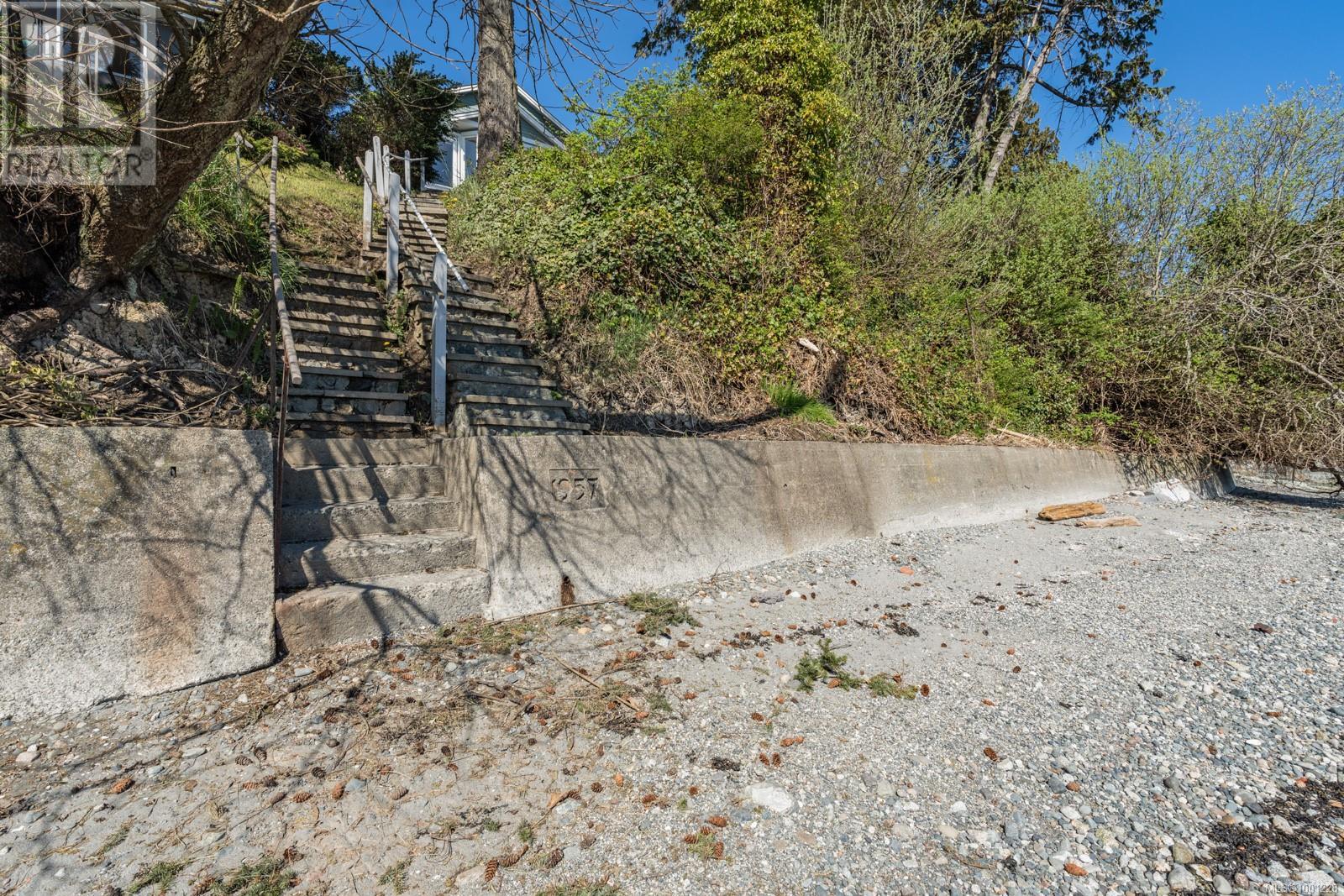 9055 Lochside Dr, North Saanich, British Columbia  V8L 1N1 - Photo 38 - 1001228