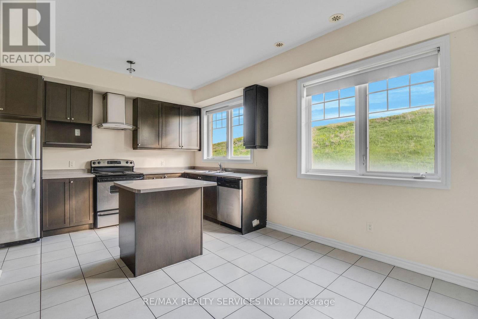 46 New Pines Trail, Brampton, Ontario  L5R 4B1 - Photo 8 - W12159192