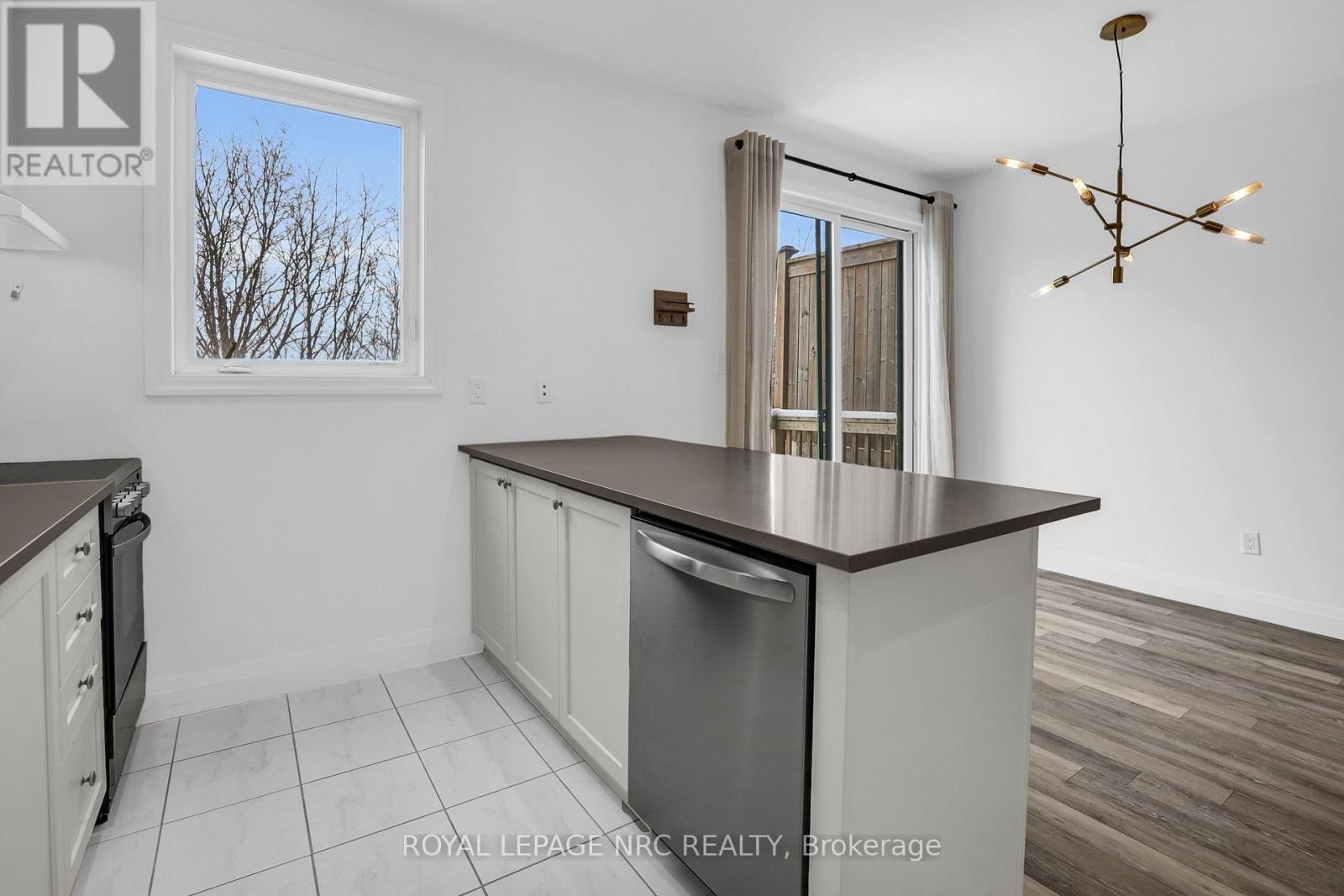 30 - 290 Barton Street W, Hamilton, Ontario  L8R 3P3 - Photo 5 - X12129458