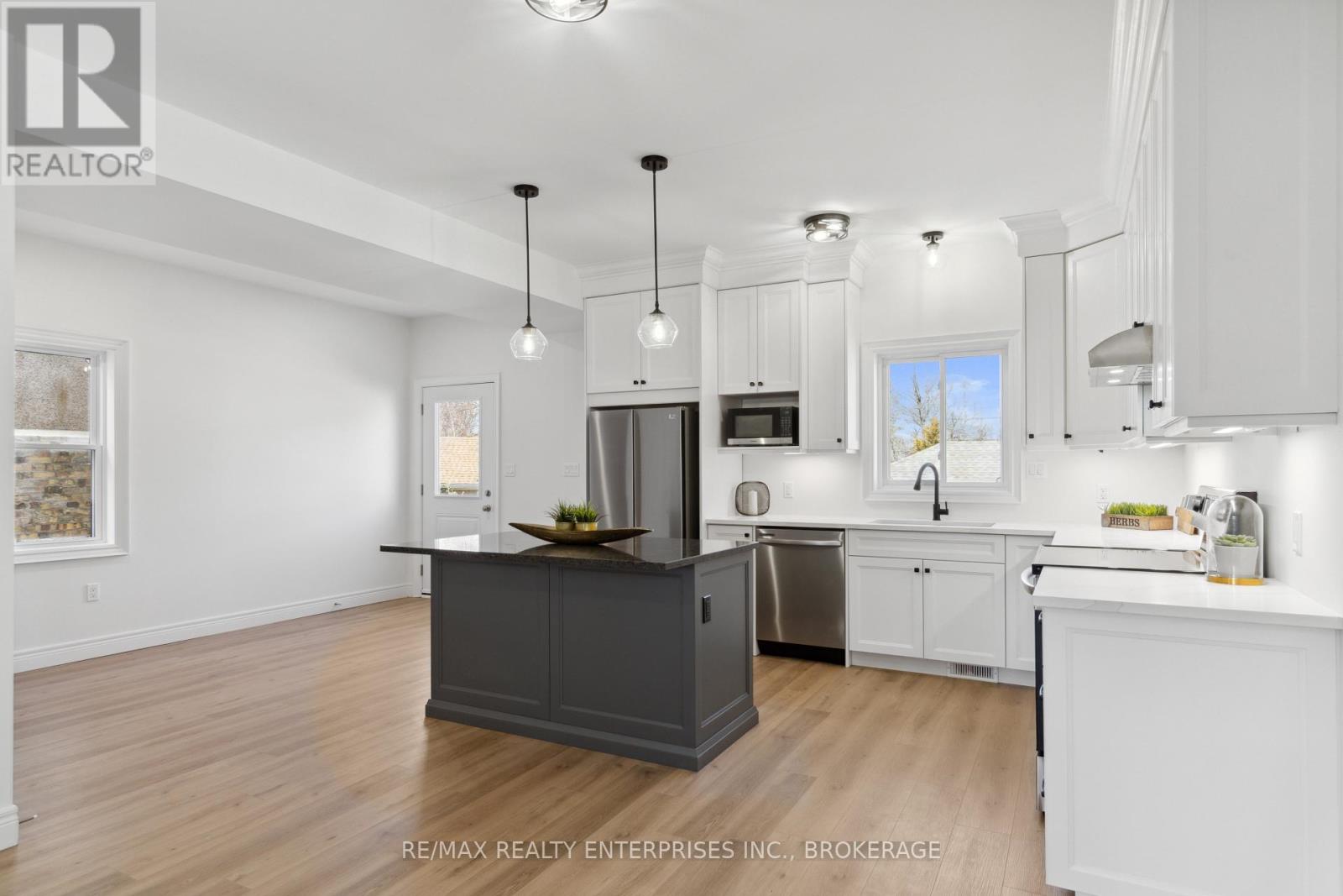 40 Mcmaster Avenue, Welland, Ontario  L3B 3S8 - Photo 8 - X12175464
