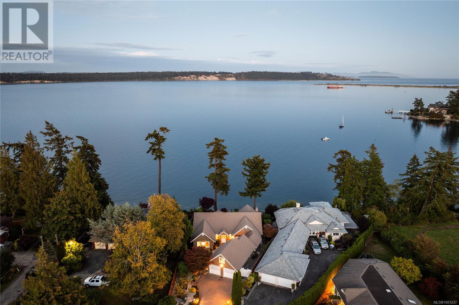 2555 Newman Rd, Central Saanich, British Columbia  V8M 1V1 - Photo 1 - 1001237