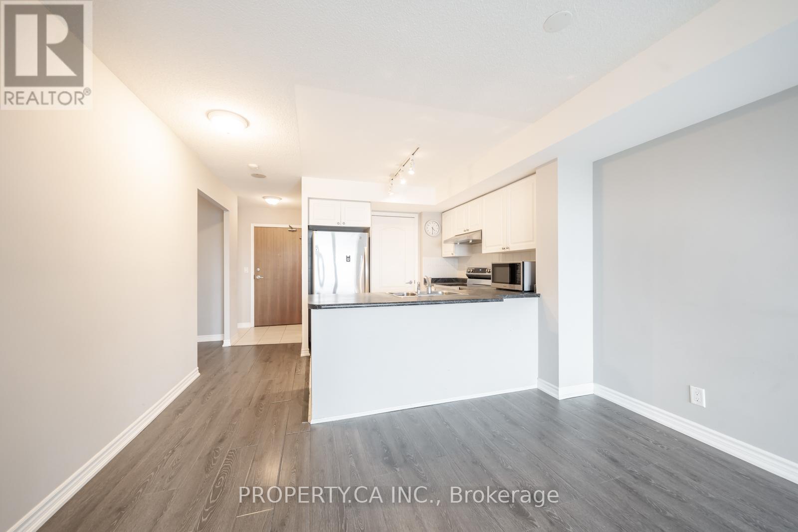 2010 - 33 Elm Drive, Mississauga, Ontario  L5B 4M1 - Photo 5 - W12175230