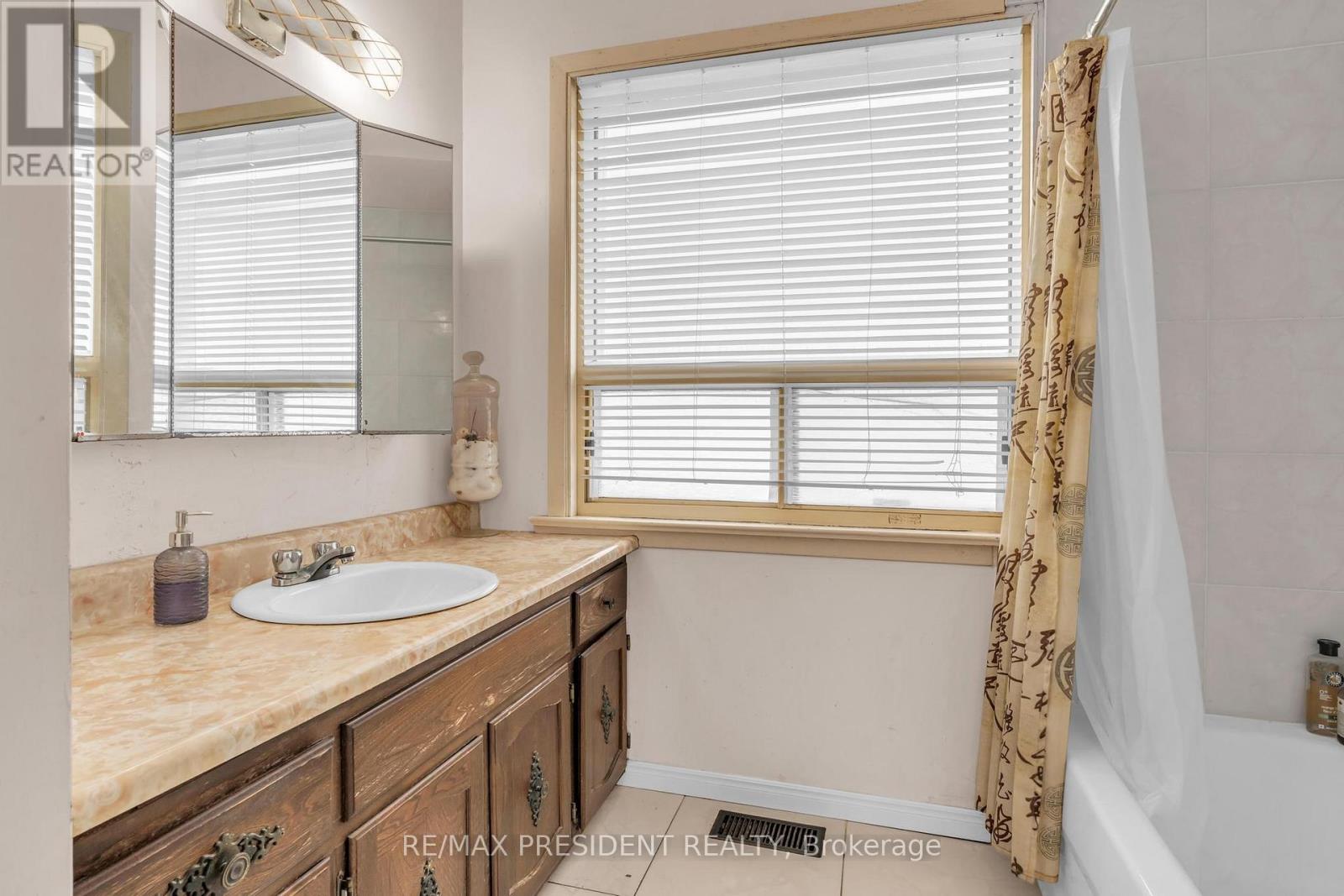 61 Royce Avenue, Brampton, Ontario  L6Y 1J8 - Photo 11 - W12175274