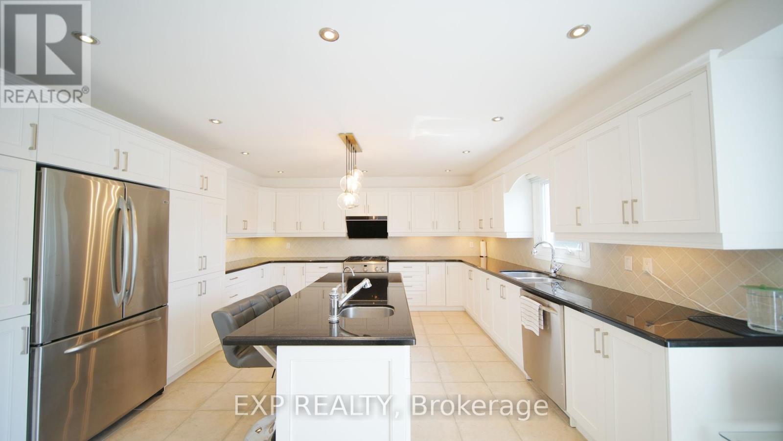 37 Laser Court, Richmond Hill, Ontario  L4B 1S1 - Photo 5 - N12174943