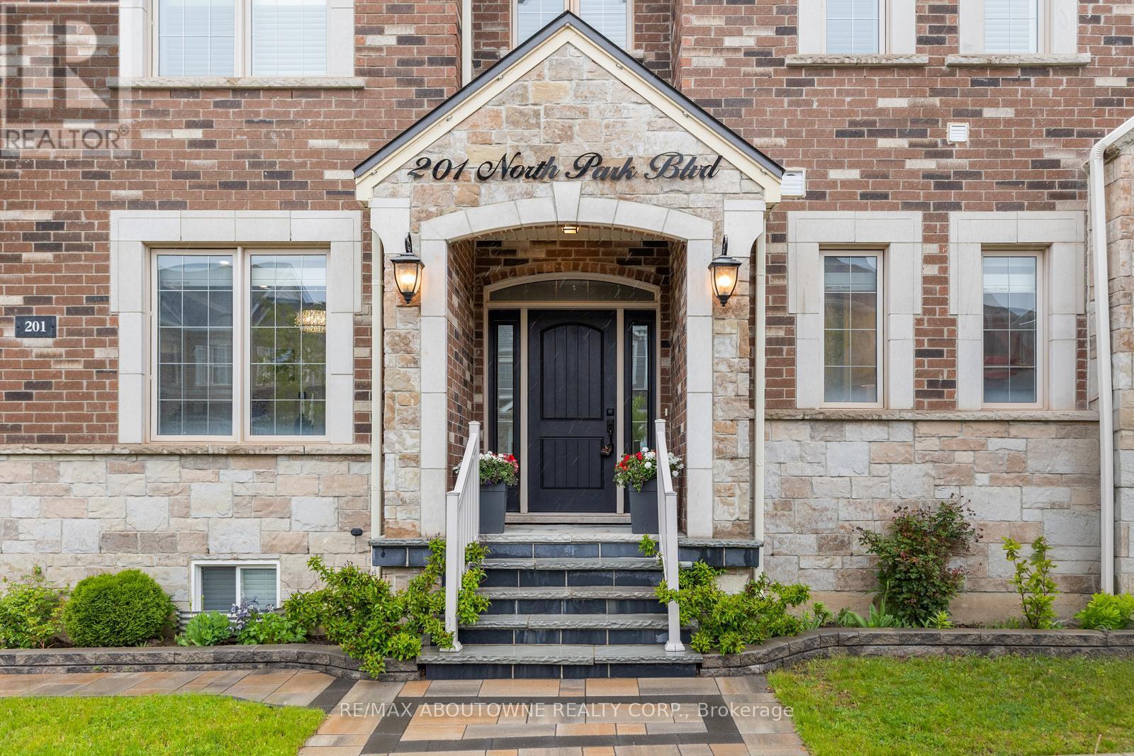 201 North Park Boulevard, Oakville, Ontario  L6M 5K2 - Photo 3 - W12168924