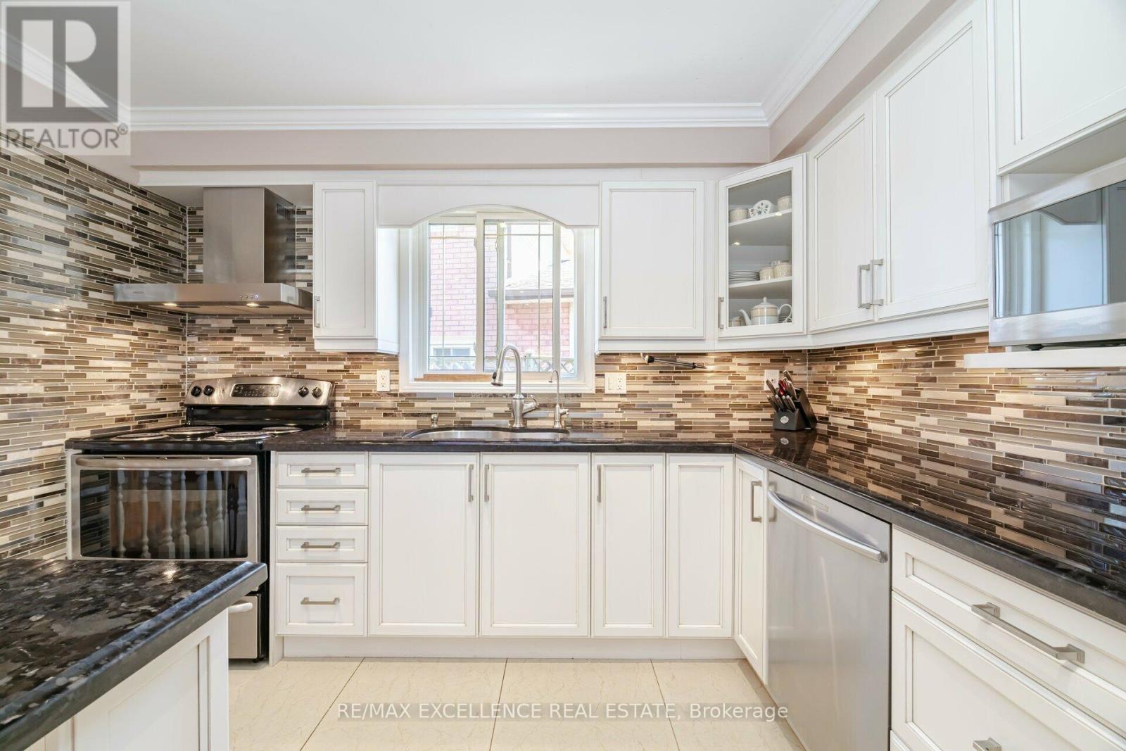 60 Indian Crescent, Hamilton (Burkholme), Ontario  L8V 4X5 - Photo 11 - X12175361