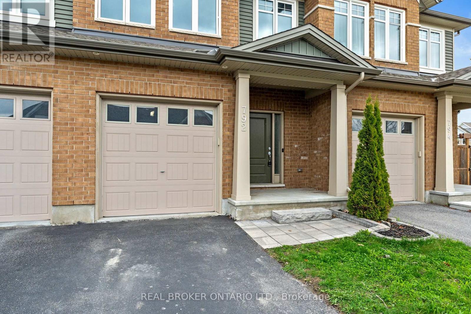 792 Cedar Creek Drive, Ottawa, Ontario  K1T 0M6 - Photo 4 - X12150748