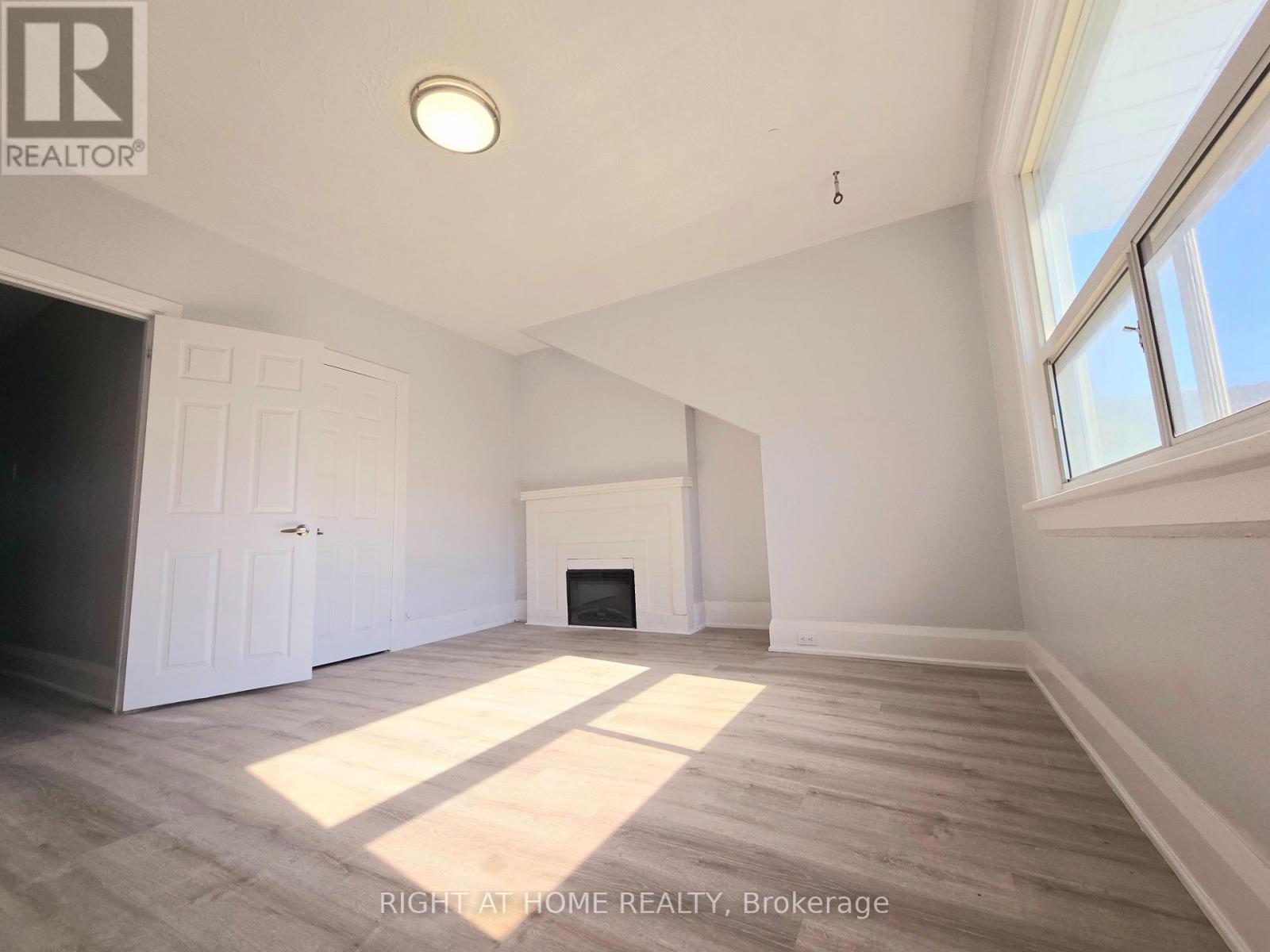 Upper - 685 Greenwood Avenue, Toronto, Ontario  M4J 4B6 - Photo 12 - E12161879