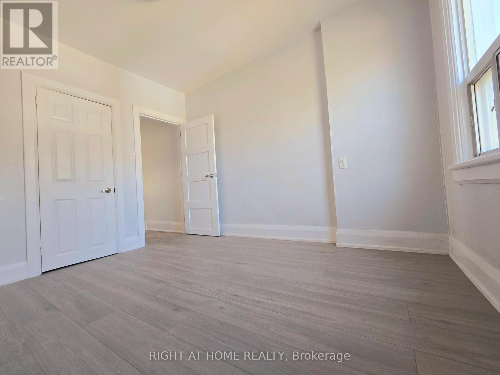 Upper - 685 Greenwood Avenue, Toronto, Ontario  M4J 4B6 - Photo 8 - E12161879