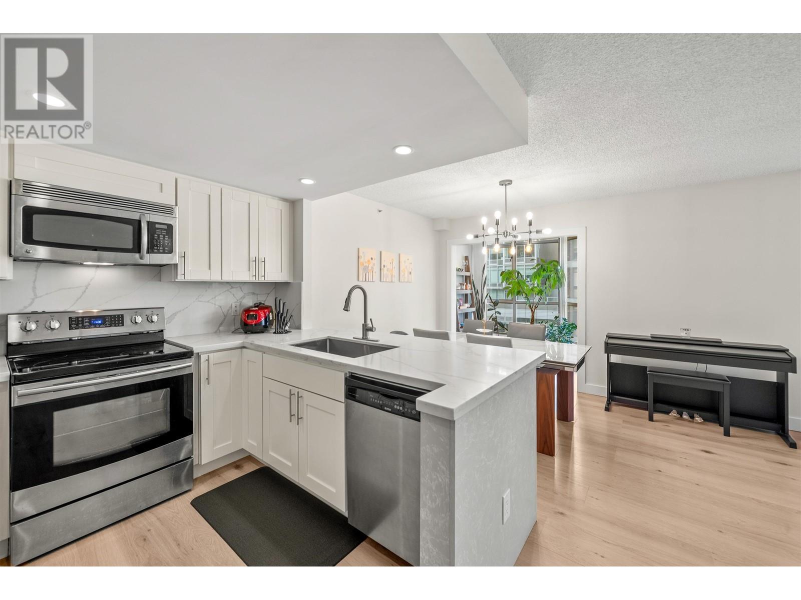 706 867 Hamilton Street, Vancouver, British Columbia  V6B 2R7 - Photo 2 - R2998433