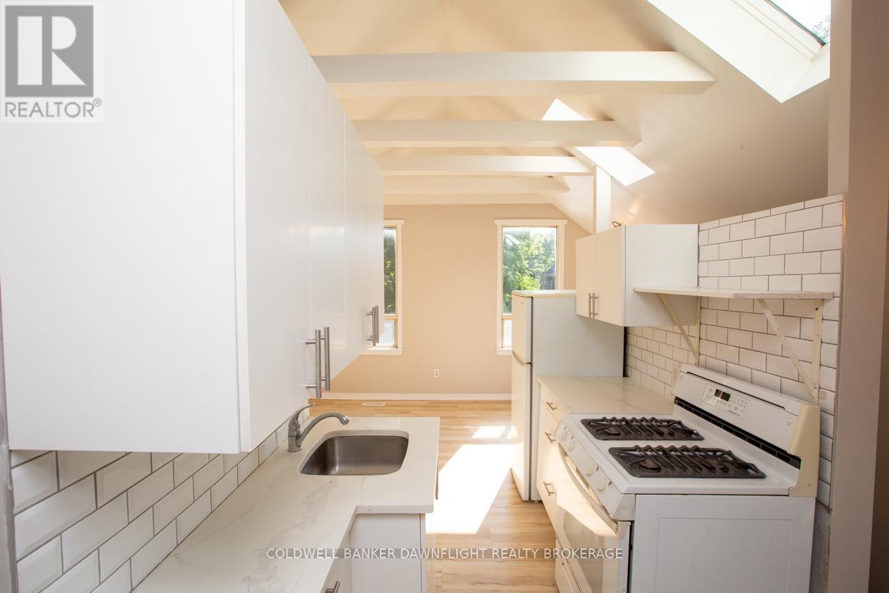 Photo 3 of 24 for 458 Adelaide Street N